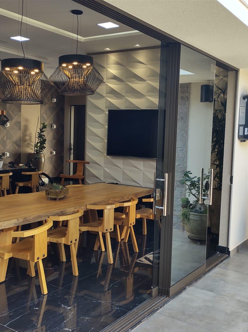 Video cortina de cristal cerrada en funcionamiento - JN Aluminio Neuquén